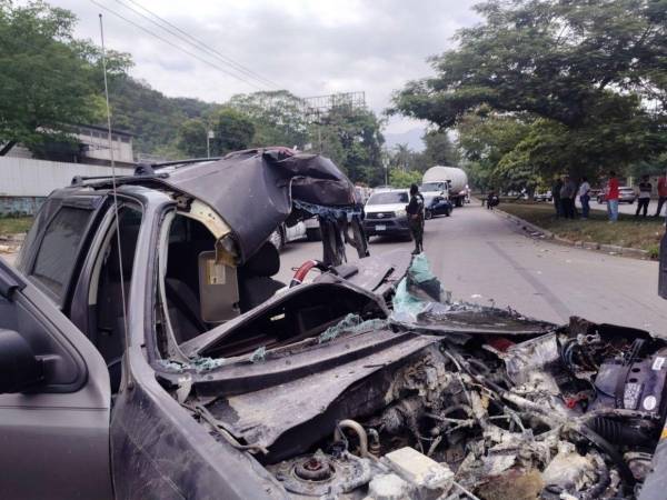 Por el fuerte impacto, el vehículo quedó totalmente destruido.