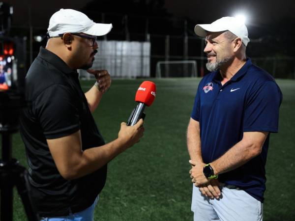 El periodista Kelvin Coello entrevistando al exjugador de Costa Rica, Rolando Fonseca.