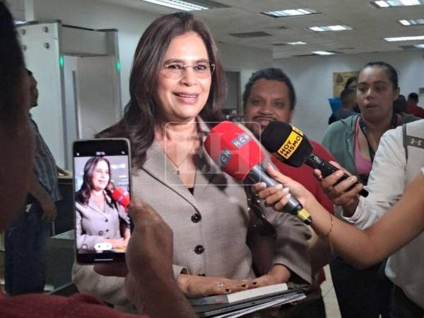 La subcoordinadora de Libre, Rixi Moncada, llegó a los juzgados como defensora legal del dirigente Melvin Cevallos, sosteniendo que su correligionario es inocente de las imputaciones por delitos electorales. Más detalles a continuación.