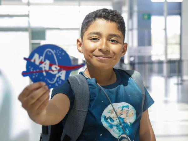 Con tan solo 10 años de edad, André Enoc Mejía Romero abordó un vuelo junto a su madre con destino al Centro Espacial Kennedy de la Administración Nacional de Aeronáutica y el Espacio (NASA), en Cabo Cañaveral, Florida, durante este sábado 30 de mayo. ¿Cómo representará al país? A continuación los detalles.