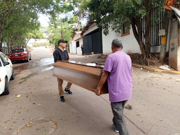 Los familiares llegaron la mañana de este domingo a identificar y reclamar el cuerpo de Mario Domingo Galindo Rodríguez de 48 años quien fue asesinado con arma blanca en el parque central de la capital.