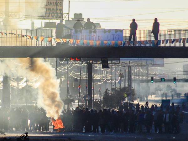 La Central Obrera Boliviana (COB) y la Federación de Campesinos de La Paz piden, con protestas callejeras y bloqueos de carreteras, la renuncia de Paz, al considerar que no puede solucionar los conflictos del país.