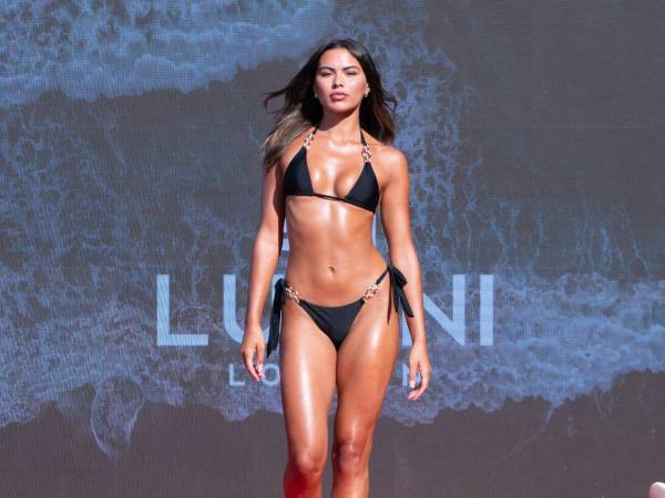 Si hay una silueta que domina la temporada es el bikini de triángulo. El diseño noventero recupera su posición central. Las referencias son claras: las supermodelos de finales del siglo XX, el minimalismo mediterráneo y una estética que huye de los artificios.