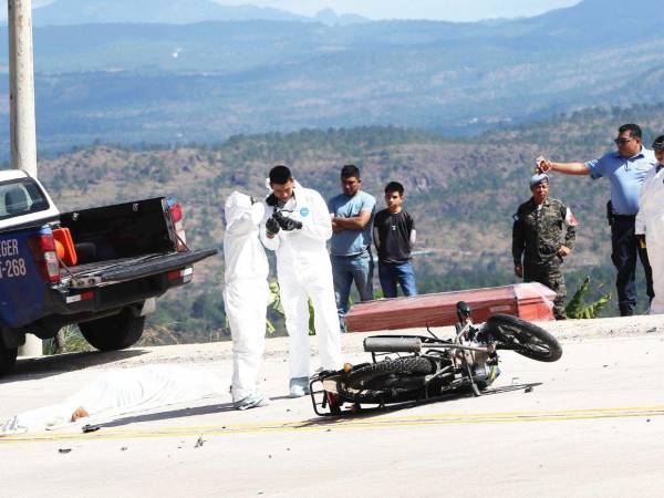 Cuatro motocicletas colisionaron en una curva de la carretera a oriente, a inmediaciones de Guayabillas, y falleció un motociclista.