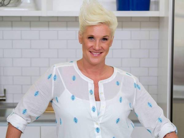 A casi un año de la muerte de la famosa chef Anne Burrell, un informe policial ha revelado nuevos detalles de su fallecimiento, ocurrido el 17 de junio de 2025.