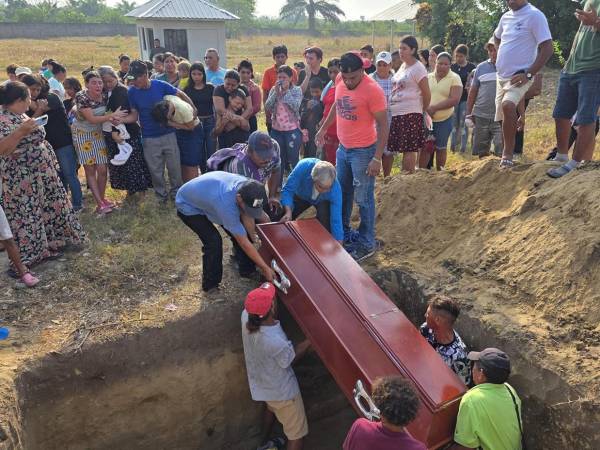 Los sentimientos que reinan entre los pobladores de la aldea Rigores en el Aguán, Trujillo, son de indignación y miedo, también hay un clamor generalizado para que la justicia alcance a los responsables del asesinato a tiros de los 20 personas, entre ellos mujeres y menores de edad. Hoy la comunidad tiene miedo de ser los próximos muertos.