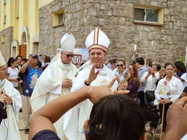 Monseñor Patricio Larrosa asumió la Diócesis de Danlí con el compromiso de potenciar la educación, la salud y la atención a los migrantes.