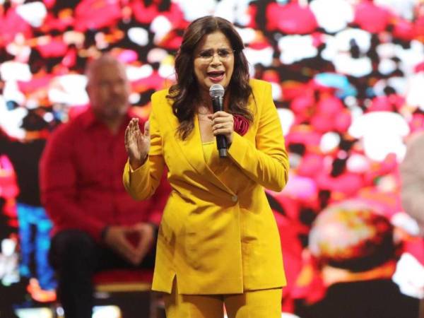 La candidata presidencial Rixi Moncada está en contra de que Jhosy Toscano sustituya a Ana Paola Hall en el CNE.