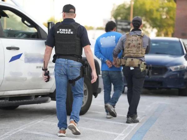 El Gobierno de Trump amenaza con revocar la ciudadanía a acusados de fraude migratorio.