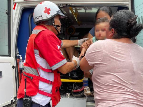 Uno de los menores fue de los primeros en recibir atención médica en el Materno Infantil.