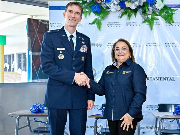 La entrega fue encabezada por la ministra de Educación, Ivette Arely Argueta, junto con Rafael Rodríguez, director departamental de Educación de Cortés.