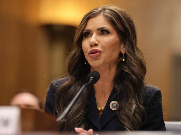 El Senado de Estados Unidos confirma a Kristi Noem como la nueva secretaria de Seguridad Nacional.
