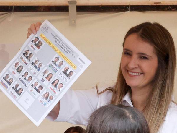 La candidata mostró su voto ante los presentes en el centro de votación.
