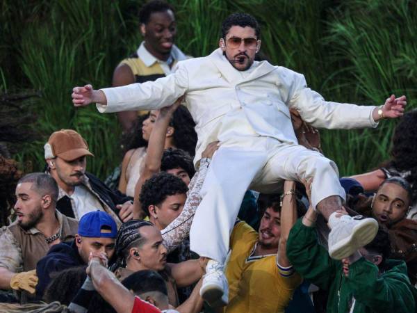 Bad Bunny llevó a cabo una poderosa presentación en el show de medio tiempo en el que resaltó a la comunidad latina.