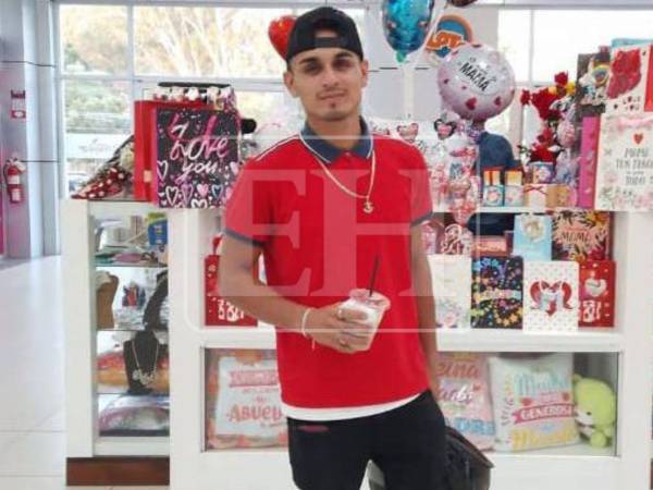 La víctima fue identificada como Ángelo Uriel García Murillo, de 24 años, quien fue encontrado con heridas de arma de fuego en un solar baldío en La Ceiba.