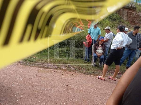 El cuerpo de la víctima quedó tendido en medio de una calle de tierra junto a las piedras usadas como arma.