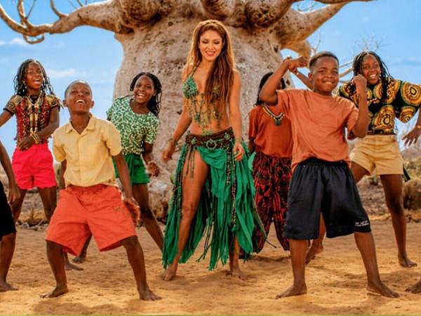 Oe, oe, oe, comienza la canción, con un alegre ritmo caribeño y letra en inglés que hace referencia a la pertenencia a un Mundial de todos.