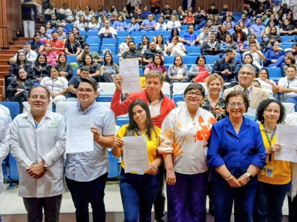 Las autoridades de la Sesal y del Hospital Escuela entregaron los acuerdos de permanencia a los empleados del centro asistencial.