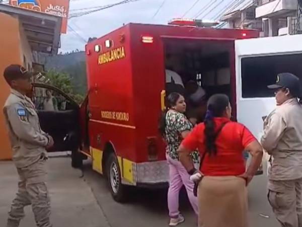 Unidades del Cuerpo de Bomberos trasladaron a la menor a una clínica privada, donde se confirmó su fallecimiento.