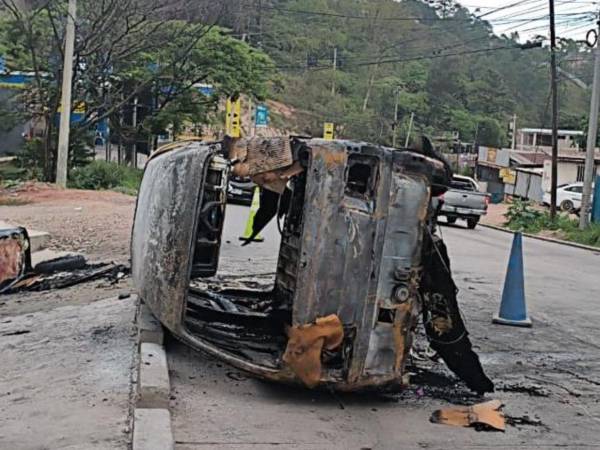 Un busito de transporte se incendió repentinamente en la carretera al oriente del país, dejando a varios pasajeros con heridas por quemaduras.