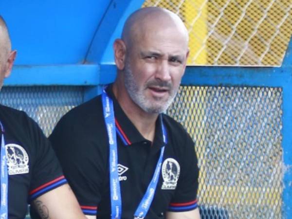 Eduardo Espinel nuevamente salió molesto de un juego ante Génesis.