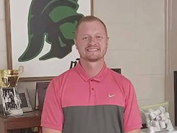 Jason Hughes espera a sus alumnos mientras le jugaban la broma para poder sorprenderlos.