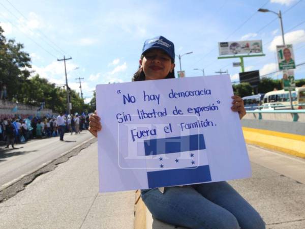 Una joven sostiene una de las pancartas durante la movilización nacionalista.