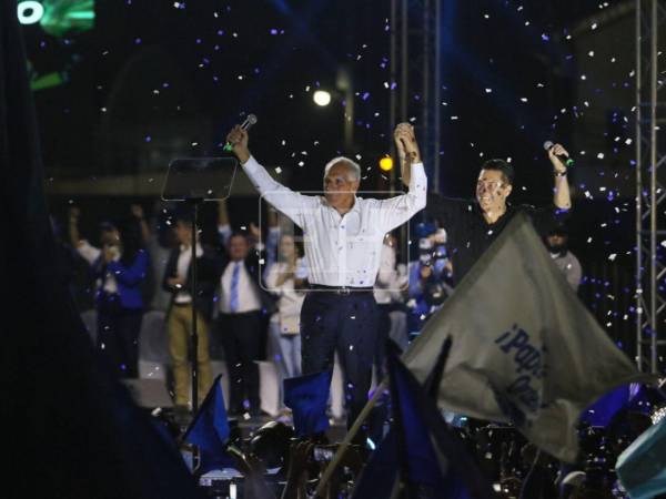 Como pocas veces, Nasry Asfura estuvo acompañado por su familia en su cierre de campaña, a siete días de las elecciones generales en Honduras, mostrando una faceta poco conocida ante miles de simpatizantes nacionalistas.