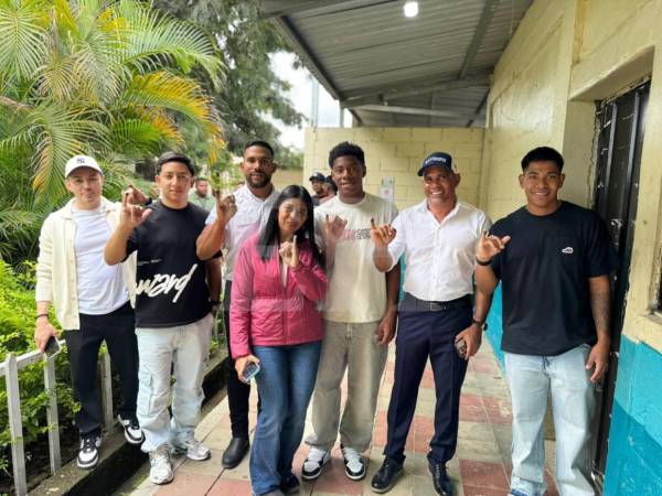 Moncada posó junto al resto de su familia tras ejercer el sufragio.