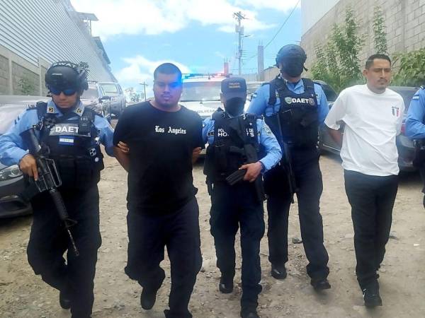 Los dos sospechosos de pertenecer a la Pandilla 18, cuando eran trasladados a las instalaciones de la DAET, en la capital.