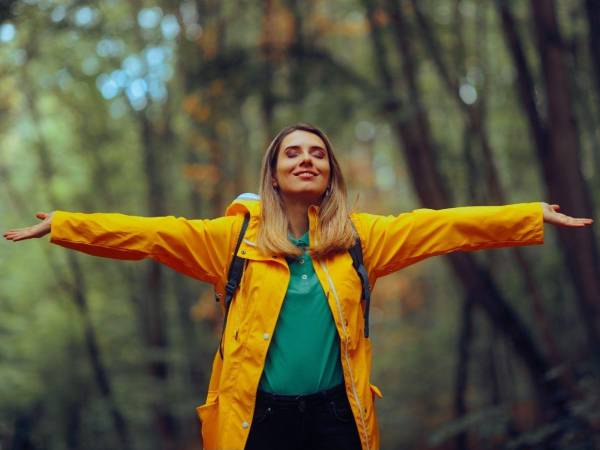 Otro estudio de la Universidad de Mánchester concluyó que los pacientes vinculan la ecoterapia con hitos de aprendizaje emocional; para muchos, el entorno natural es la herramienta ideal para procesar el dolor y soltar experiencias traumáticas.