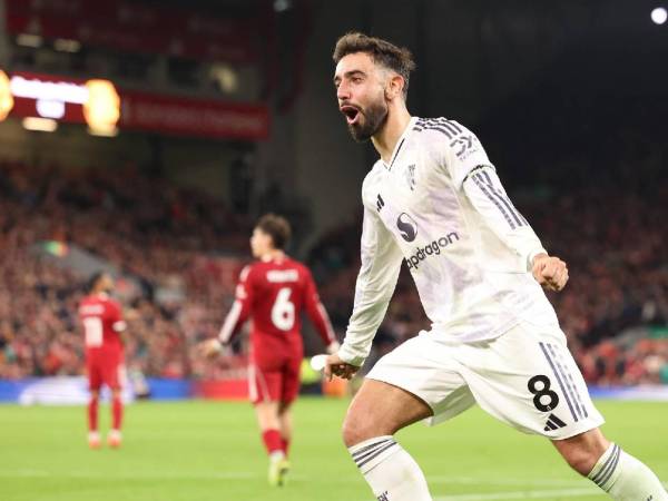 Bruno Fernandes celebra el gol del triunfo ante los Diablos Rojos.