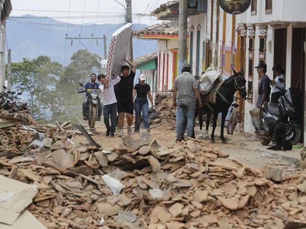 No hay ninguna calle del municipio de El Cairo, ubicado en la cima de una montaña de la Cordillera Occidental colombiana, que no tenga viviendas destruidas por el terremoto del lunes pasado 10 de agosto, pese a lo cual sus habitantes, en medio de la tristeza, se resisten a perder la esperanza.