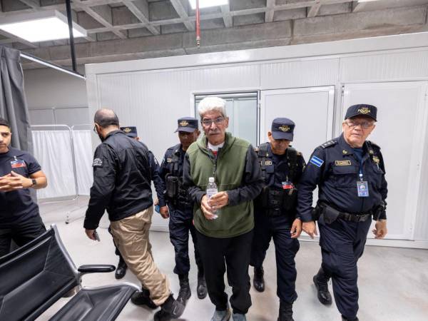 El excandidato presidencial de la <b>Alianza Republicana Nacionalista </b>(Arena, derecha), Norman Quijano, fue enviado a prisión.