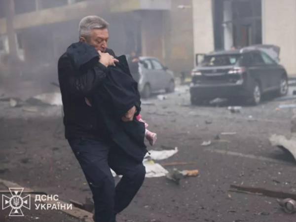 Rusia atacó este miércoles con dronres Shahed una escuela en Járkov en la que se encontraban más de 40 menores de edad, que obligó a evacuar a los niños y docentes hacia un refugio.