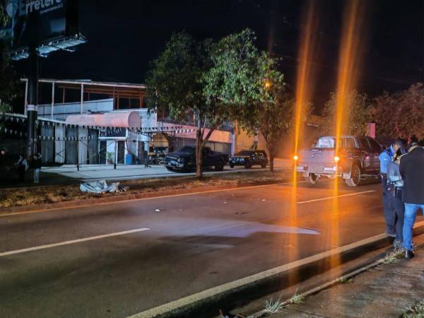 El cuerpo de Joceline Lizzette Martínez Martínez quedó tirado en la orilla de uno de los carriles del bulevar Fuerzas Armadas a inmediaciones de la colonia Guaymuras de Tegucigalpa.