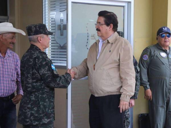 El expresidente José Manuel Zelaya y el jefe de las FF AA durante su visita al mayor Ever David Maldonado Chacón.
