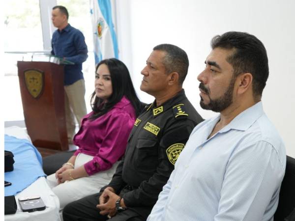 Los comisionados del Instituto de Acceso a la Información Pública (IAIP) y funcionarios policiales participaron en la jornada de capacitación a los miembros de la Policía Nacional.