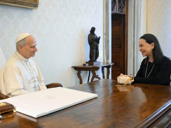 El papa León XIV recibe a la líder opositora venezolana y nobel de la paz María Corina Machado, este lunes en el Vaticano.