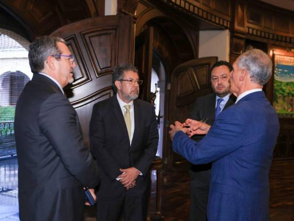 El presidente de la República, Nasry Asfura, se reunió en Casa Presidencial con los representantes de la empresa Trans Americas Fiber System, quienes invertirán en Honduras.