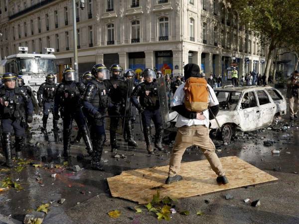 Las fuerzas del orden de Francia anunciaron la detención de 400 personas este sábado por su presunta participación en actos de violencia durante una jornada de protestas sociales que movilizó a cientos de miles de ciudadanos en distintas ciudades del país.