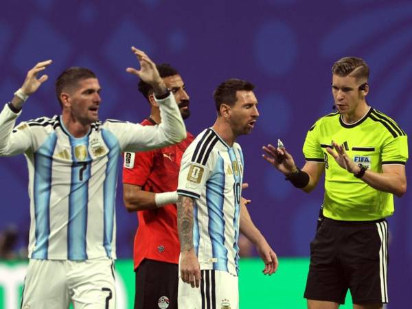 El partido terminó hace dos días, pero el verdadero encuentro parece seguir jugándose fuera del campo. Ahora, el balón está en los despachos de la FIFA y el protagonista ya no es Messi, ni Egipto, ni Argentina: es el árbitro francés François Letexier.