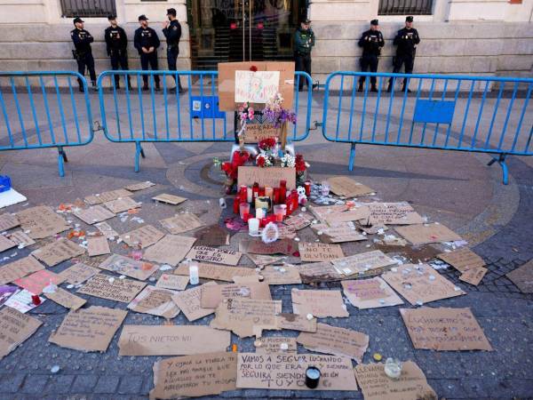 Velas y flores en la Puerta del Sol, Madrid, en recuerdo de Maricarmen. La sociedad española se llenó de pena, rabia e indignación durante la madrugada de este jueves, tras conocerse horas antes su muerte.