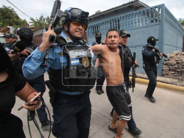 Uno de los supuestos integrantes de estructuras criminales señalados de intimidar a pobladores de la colonia Villa Nueva, en Tegucigalpa, fue capturado por las autoridades, luego del desplazamiento forzado de varias familias de la zona.