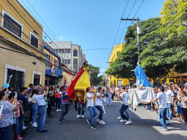Cuetes, palmas y baile marcaron este domingo el inicio de las tradicionales Carreritas de San Juan en la sexta calle de Comayagüela, en el marco de la celebración del Domingo de Resurrección.