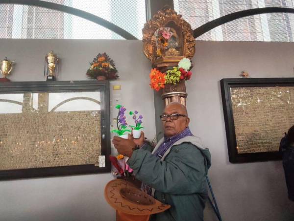 Don Julio agradece una segunda oportunidad de vida y honra su promesa con flores, este testimonio refleja la devoción a la Virgen de Suyapa, patrona de Honduras.