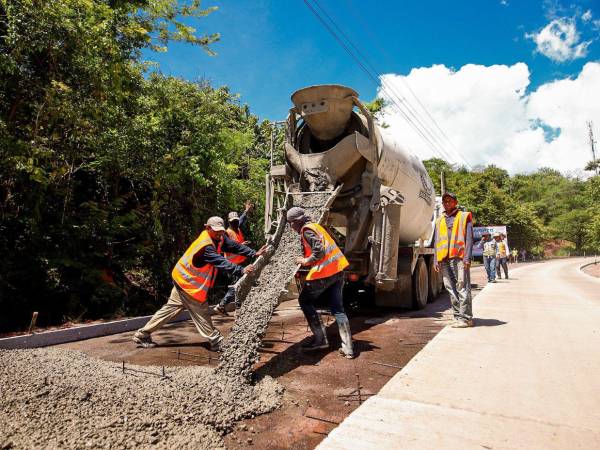 Obreros avanzan en la pavimentación de la carretera que conecta San Lorenzo con el muelle de Coyolito, ruta hacia Amapala.
