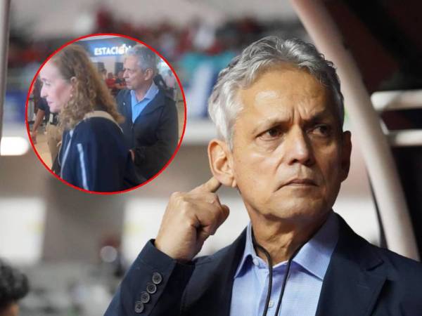 El técnico colombiano se hizo acompañar de su esposa.