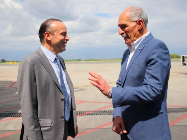 El presidente Asfura fue recibido por el alcalde de Cali, Alejandro Eder.