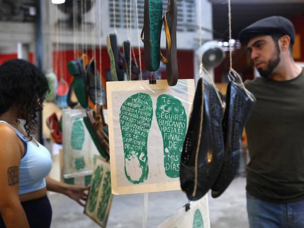 Con la intervención de unos 150 pares de zapatos, un colectivo busca hacer visible el problema de las desapariciones en México, que suman más de 130.000 casos, por medio de la muestra ‘Huellas de la Memoria’, la cual fue inaugurada en Guadalajara (oeste).